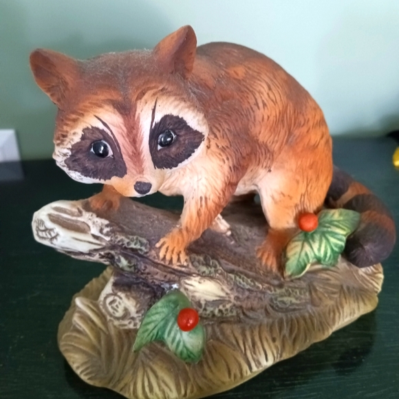 Homecoming #1247 Raccoon on a Log Masterpiece Porcelain Vintage Figurine - Picture 1 of 3